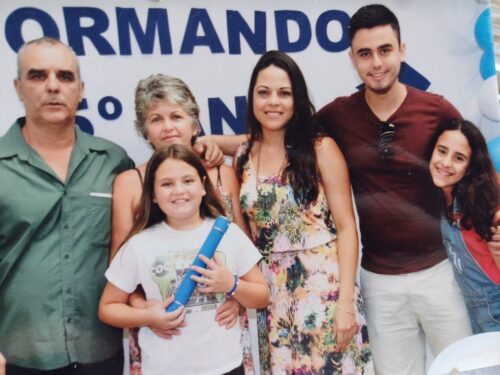 Monize ao lado da filha e da família adotiva. — Foto: Arquivo pessoal