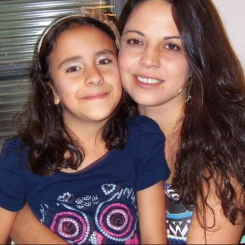 Monize ao lado da filha a. — Foto: Arquivo pessoal