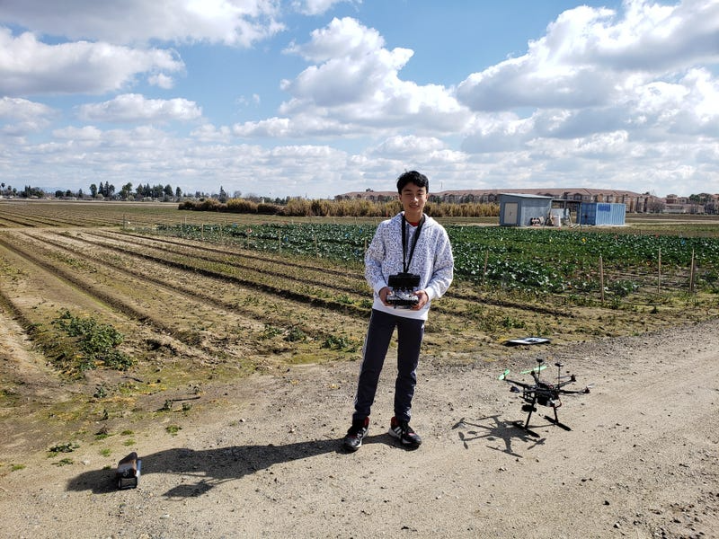 O garoto criou e projetou o próprio drone! Foto: Maria Estrada.