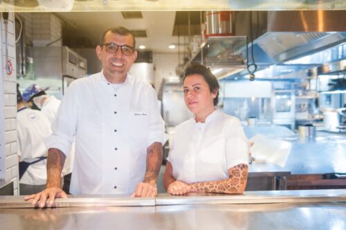 Os chefs Jefferson Rueda e Janaína Torres Rueda, estão no comando do A Casa do Porco, que ocupou a 27ª posição no ranking - Foto: divulgação