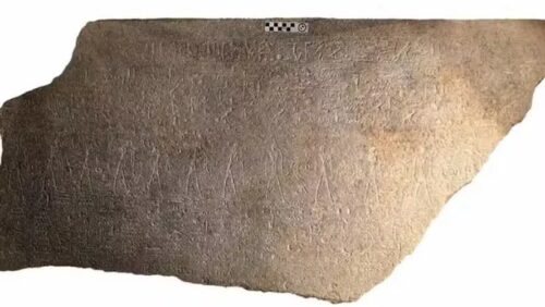 O fragmento de granito, encontrado embaixo do piso de um edifício no Egito — Foto: Kevin CahailFoto: