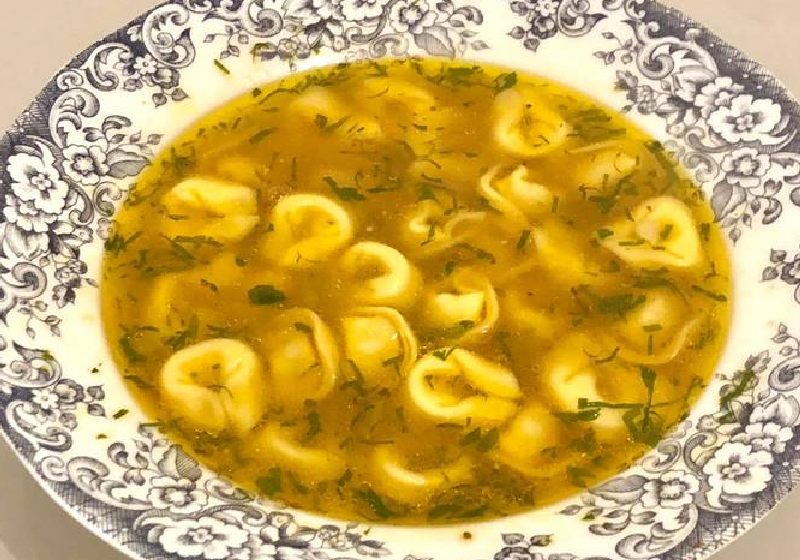 A sopa de capeletti, um dos pratos tradicionais da culinária italiana, é fácil de fazer e saboroso para aquecer essas noites de inverno. - Foto: reprodução / Cookpad