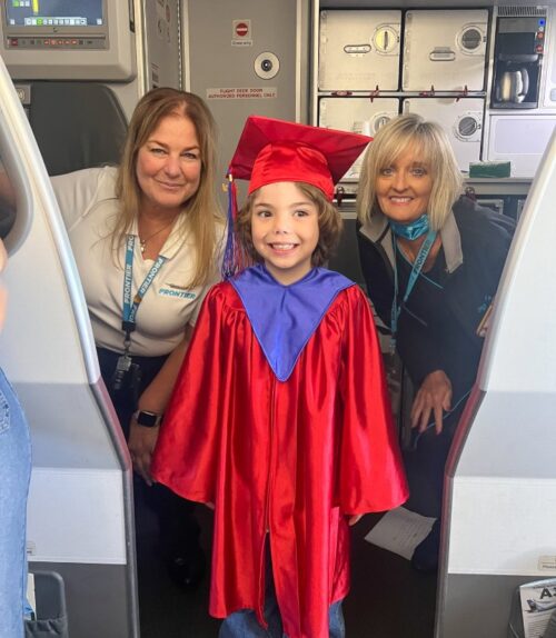 No final, Xavier também ganhou uma foto inesquecível com as comissárias na cabine do avião . - Foto: Frontier Airlines