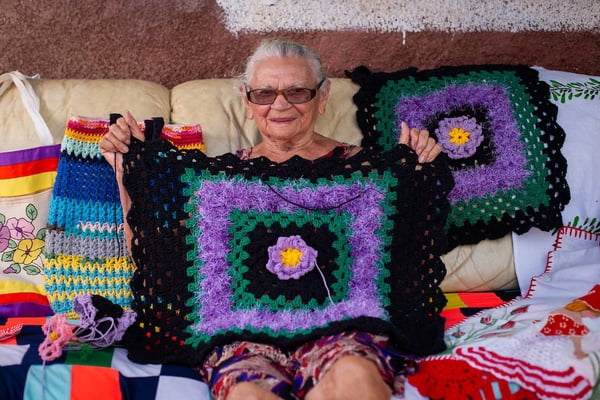 Dona Umbelina adora frequentar oficinas e cursos de costura. Mesmo com a idade, ela diz que tem muito a aprender. Foto: Breno Esaki/Metrópoles/@BrenoEsakiFoto.