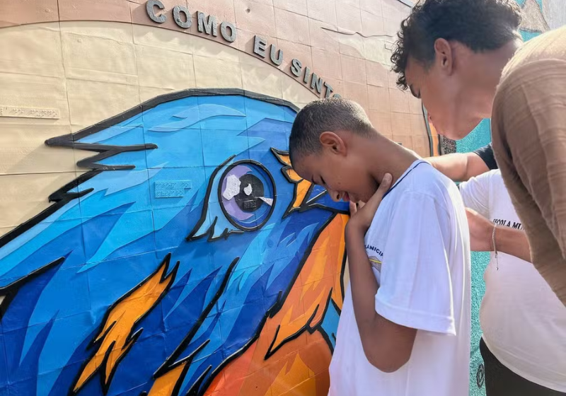 Artista de MG faz grafite em braile e emociona estudante cego. Foto: G1