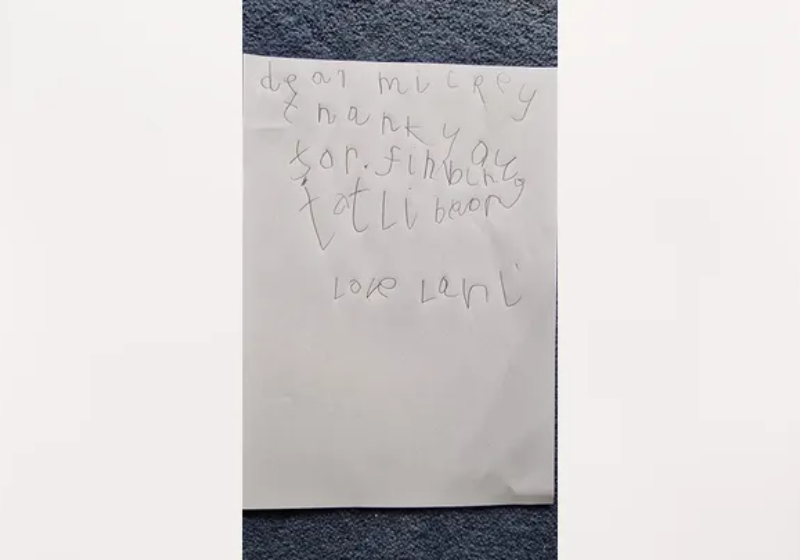 Agradecida por achar seu brinquedo favorito, a menina escreveu um bilhete para o Michey Mouse. Foto: SWNS