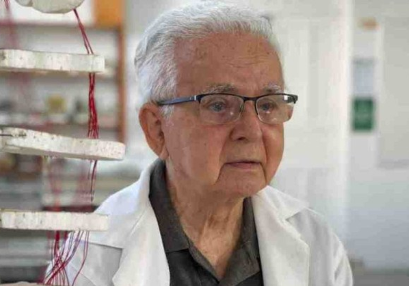 Aos 92, o professor Hildegardo Rodrigues deixa sala de aula após 67 de magistério. Foto: Divulgação/EMESCAM