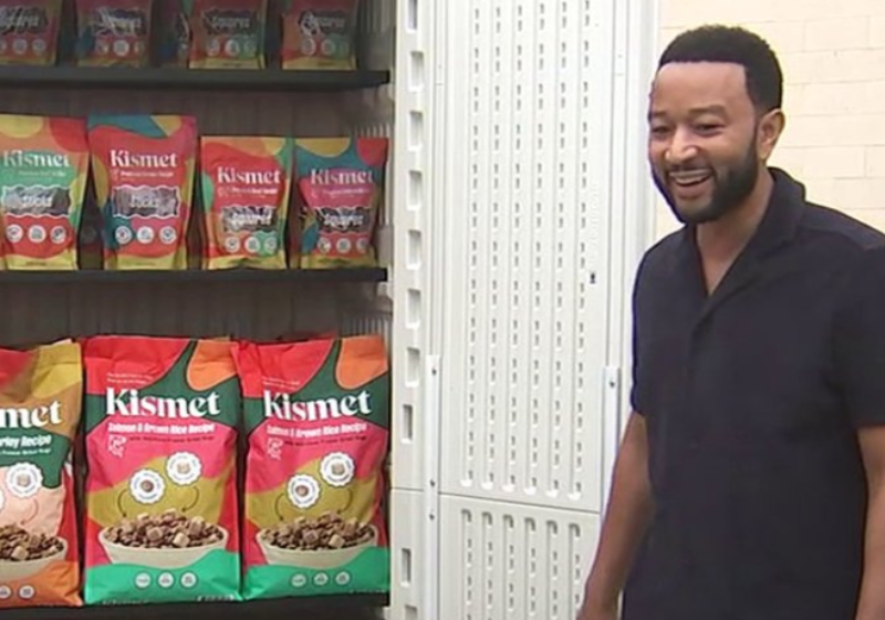 O cantor John Legend inaugura dispensa gratuita para alimentar para cães sem dono. Foto: ABC7