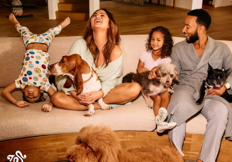 Apaixonado por animais, John Legend inaugura dispensa gratuita para alimentar para cães sem dono. Na imagem, ele está com a família e os pets. Foto: @johnlegend 