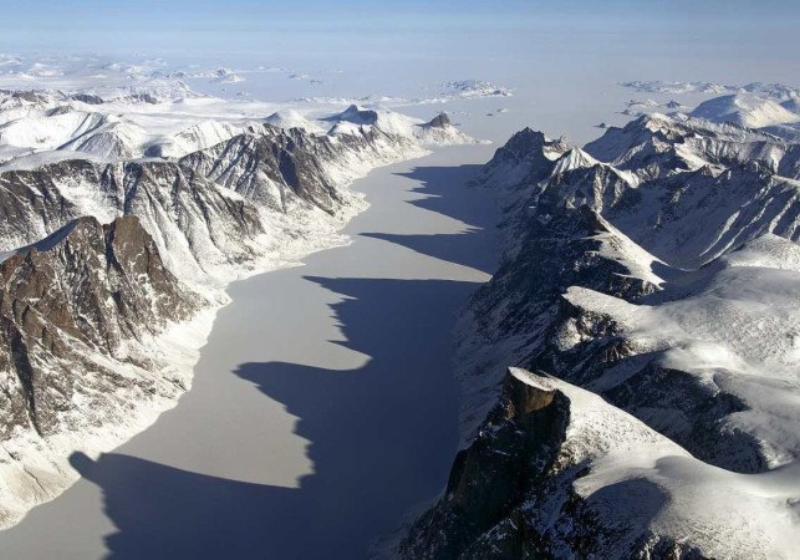 Um microcontinente entre Groenlândia e Canadá é descoberto por cientistas. Foto: Michael Studinger/Nasa ICE