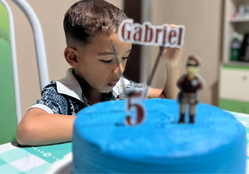 De surpresa, os policiais fizeram uma festa de aniversário para um menino Gabriel, de 5 anos, na Bahia. Foto: Ascom/16° Batalhão de Polícia Militar