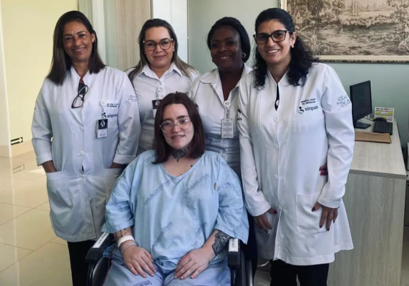 Carol Araújo, a jovem que tem a pior do mundo, tem alta hospitalar para se preparar para cirurgia que deve livrá-la das dores. Foto: @carlosmarcelo.dor