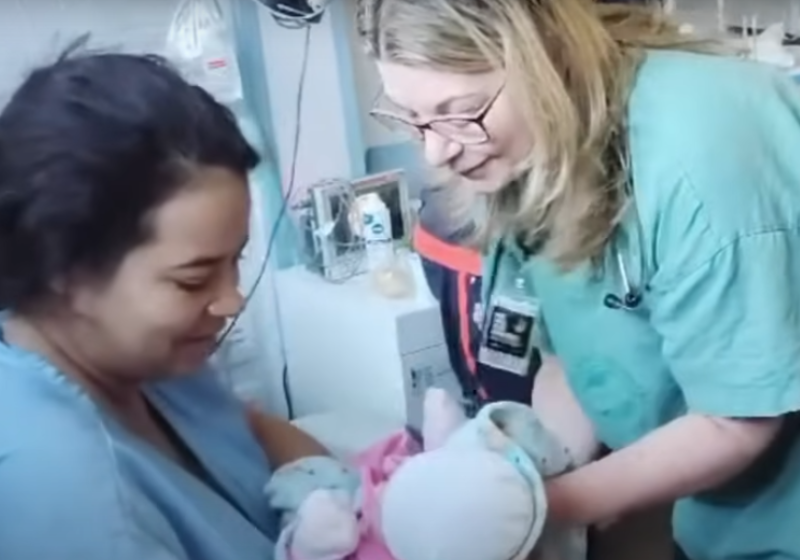 Bebê sequestrada por médica em MG é encontrada em GO e devolvida à família. Mãe e pai aliviados. Foto: Reprodução/SBT