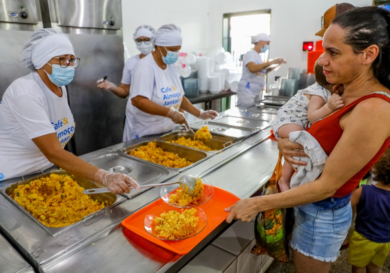 Mais de 14,7 milhões de pessoas deixaram de passar fome no Brasil. Na imagem, um restaurante comunitário em Brasília. Foto: Agência Brasilia