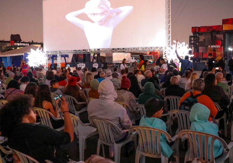 Voluntários acompanham idosos numa sessão de cinema, alguns pela primeira vez têm a oportunidade. Foto: Agência Brasília