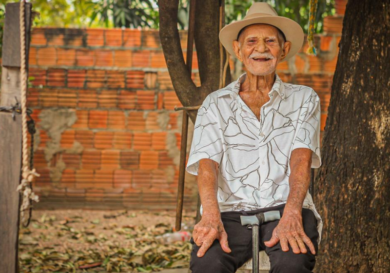 Aos 100, Seu Ranulfo França é um idoso cheio de vida e muitas lembranças boas para contar. Foto: Gazeta Digital