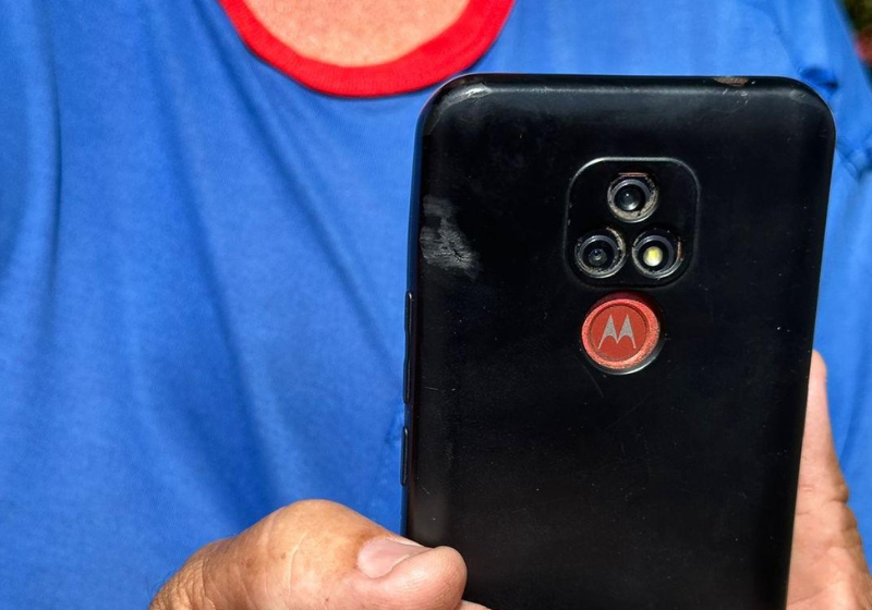 O celular no bolso foi o que salvou a vida do homem depois que ele levou um tiro de um assaltante. - Foto: Guilherme Baffi.