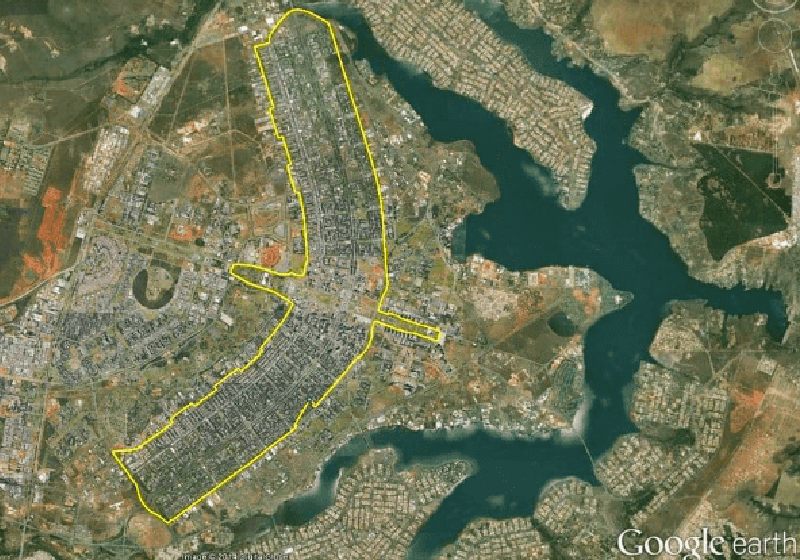 Brasília, ao centro representando um avião, é eleita a capital com melhor qualidade de vida, diz estudo. - Foto: Google Earth