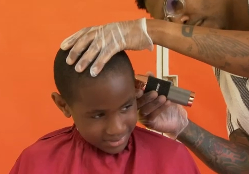 O especialista ajudou crianças com cortes de cabelo durante o horário de almoço na escola. Deu super certo! Foto: ABC30.