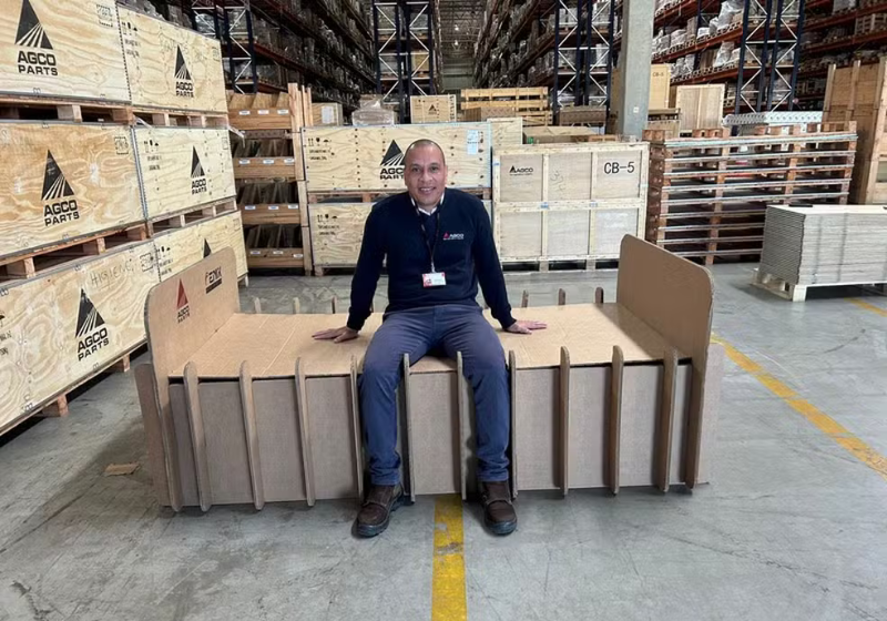 A empresa está ajudando as vítimas das enchentes construindo camas de papelão para o RS. Foto: AGCO.