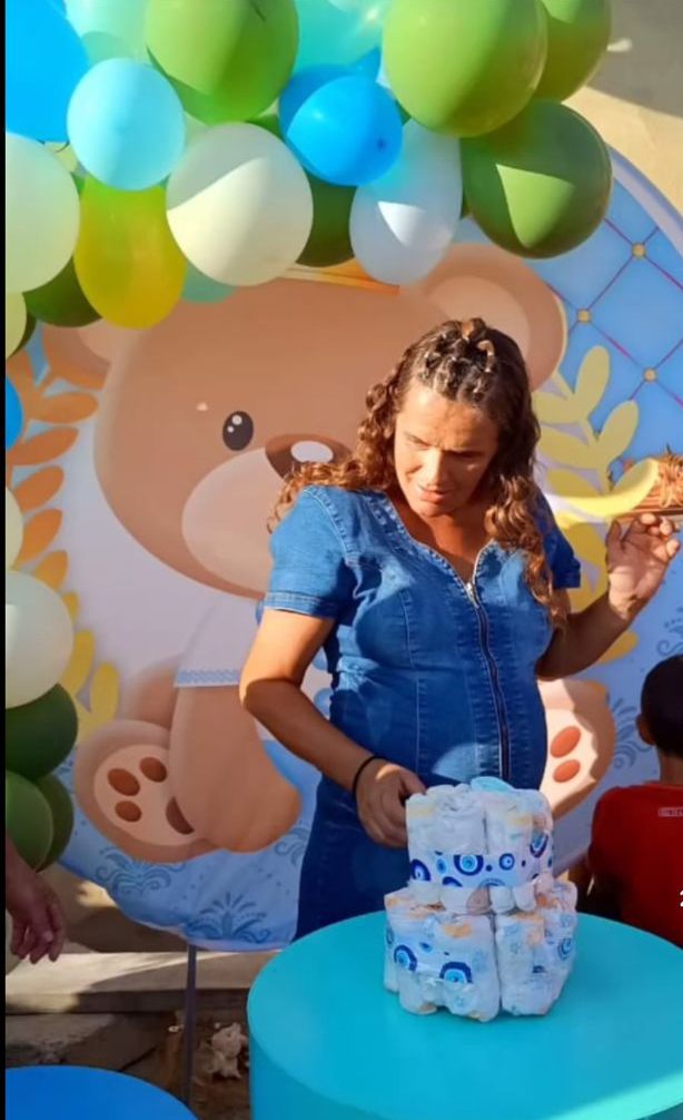 A mãe toda feliz no chá de bebê realizado pela vizinhança na Bahia. - Foto: reprodução / tiktok JessicaMeireos