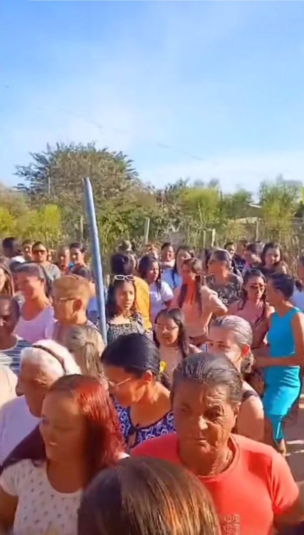 Foi tanta gente ao chá de bebê que a rua ficou lotada de gente e de presentes - Foto: reprodução / tiktok JessicaMeireos