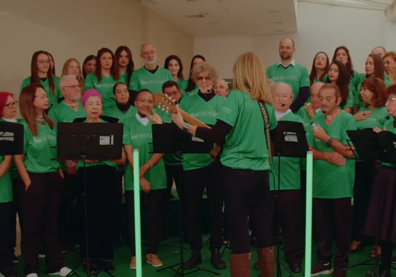 Branco Mello gravou uma música junto com um coral de pacientes oncológicos. Ficou emocionante! Foto: A.C Camargo Cancer Center/YouTube.