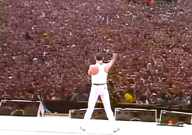 Queen no Live Aid, em 1985. Daquele show histórico e beneficente nasceu a ideia de Phil Collins de criar em 13 de julho dia do Rock - Foto: reprodução Youtube