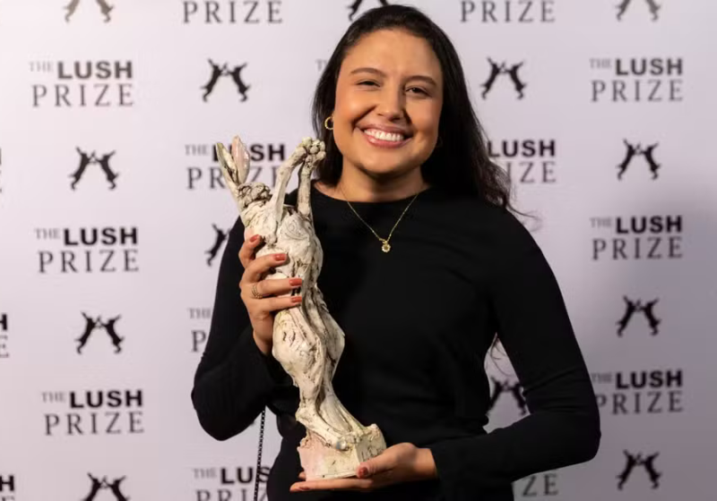 A farmacêutica brasileira Lauren Dalat ganhou prêmio internacional, com uma solução que usa células troco de dente humano para fazer testes de perfumes, sem animais. - Foto: Reprodução/CRF-GO.