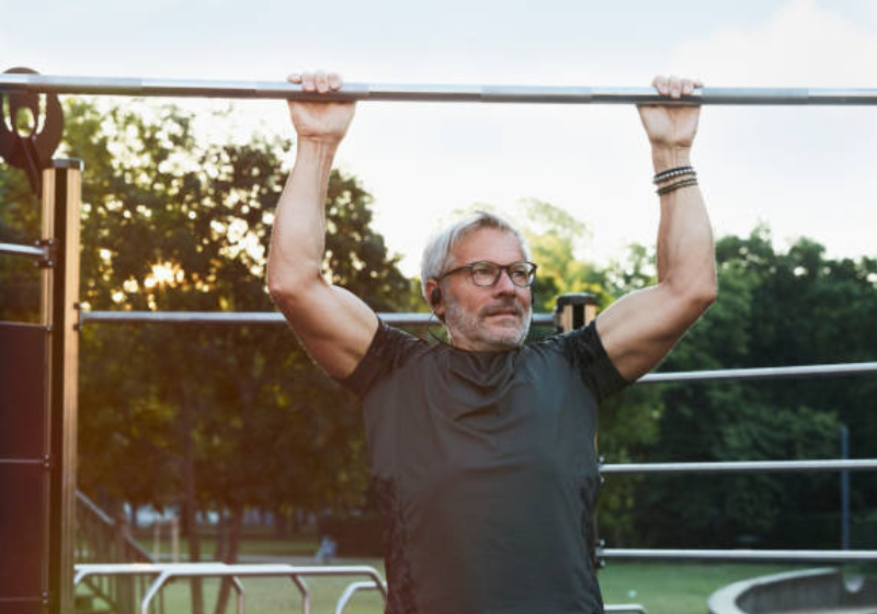 Ganhar massa muscular após os 50 envolve treino, alimentação equilibrada e sono de qualidade. Foto: Silke Woweries/Getty Images.