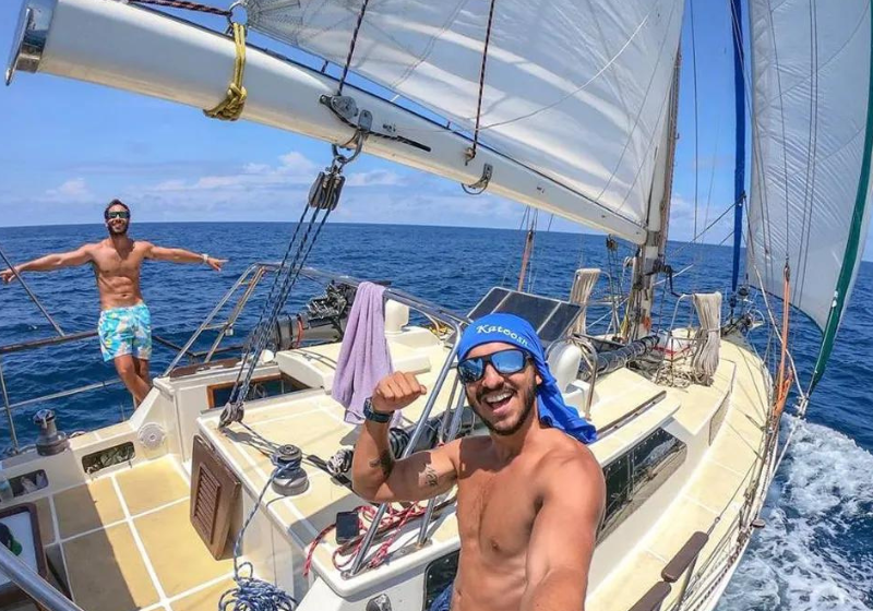 Os irmãos brasileiros Celso e Lucas vão completar a volta ao mundo à bordo de um veleiro, após 7 anos. - Foto: Reprodução/Veleiro.Katoosh.