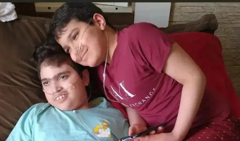 Pedro Inácio e o irmão, João Pedro, precisam de cuidados especiais. Foto: Reprodução/O caminhoneiro foi de Teresina até o RS para entregar o remédio que a criança precisava. Foto: Reprodução/@ajudeosgemeospedroejoao).