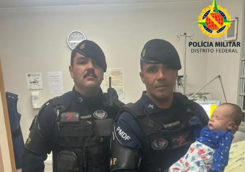 Os policiais salvaram o bebê depois da criança engasgar com um líquido. Foto: PM-DF.