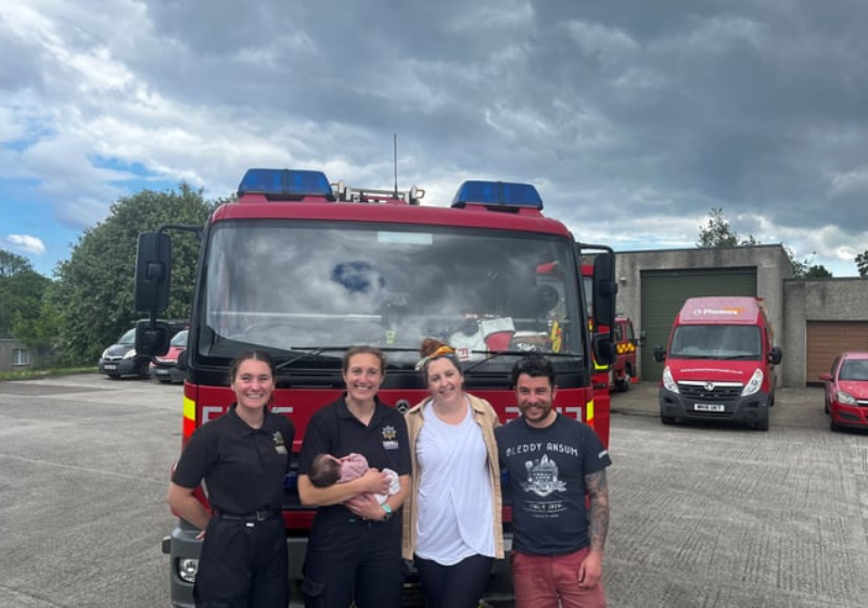 As bombeiras que ajudaram no parto do bebê, receberam a visita dos pais e da criança. Foto: Cornwall Fire & Rescue.