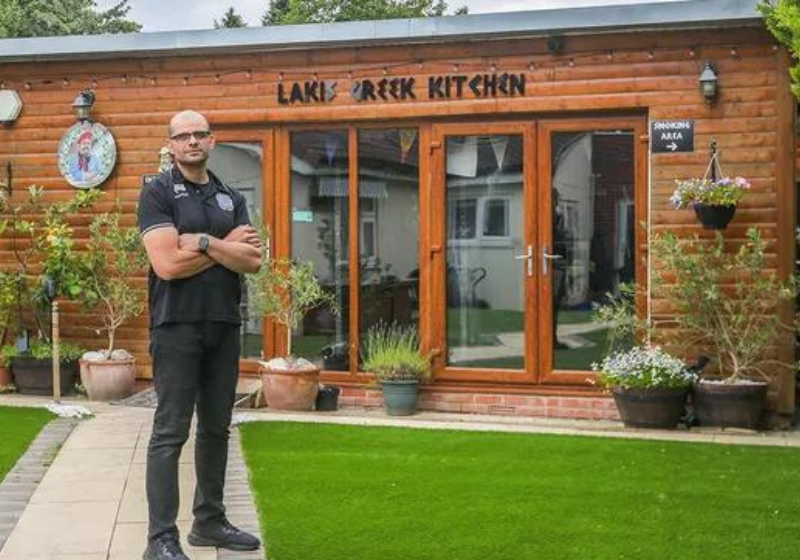O filho abriu a taverna grega para homenagear o pai, que perdeu a luta contra o câncer, e hoje usa os lucros para ajudar instituições de caridade. - Foto: SWNS