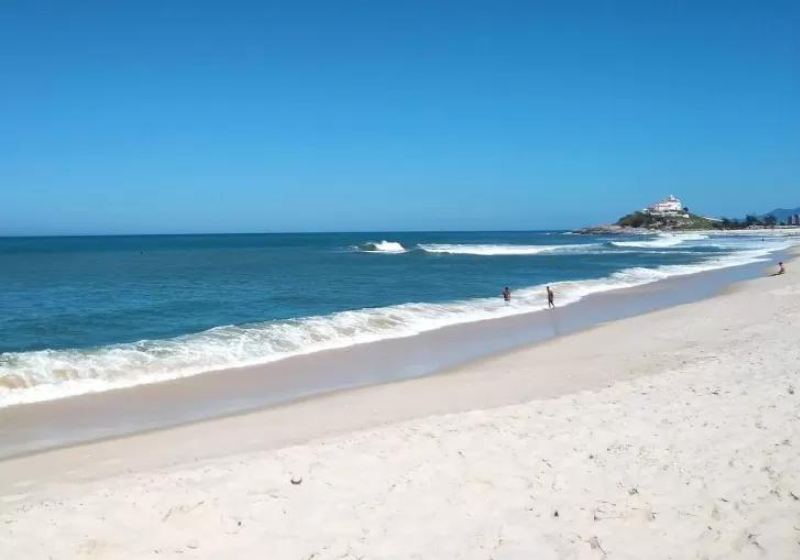 O Brasil colocou 5 entre as 10 melhores praias do mundo. Itaúna, em Saquarema, no Rio de Janeiro, foi a melhor classificada do país. Veja as outras. - Foto: Tripadvisor.