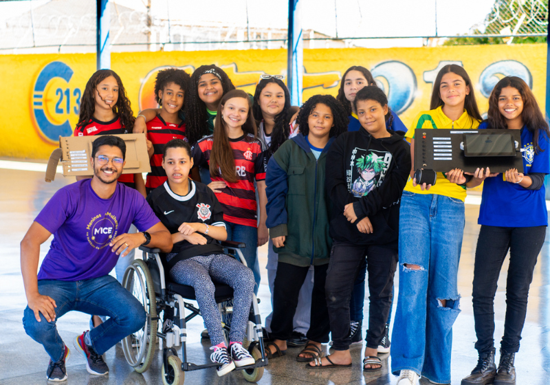 Alunos fizeram um programa para dar voz a amiga de sala, que tem paralisia cerebral. Foto: Ascom/SEEDF.