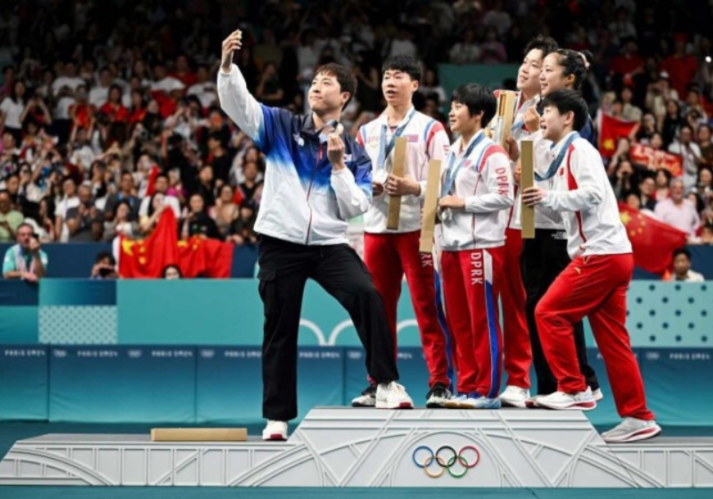 Simbólico e emocionante o gesto dos atletas das Coreias do Sul e do Norte que, juntos, fizeram selfie. O verdadeiro espírito olímpico prevalecendo às divergências política. Foto: JUNG Yeon-je / AFP/Correio Braziliense