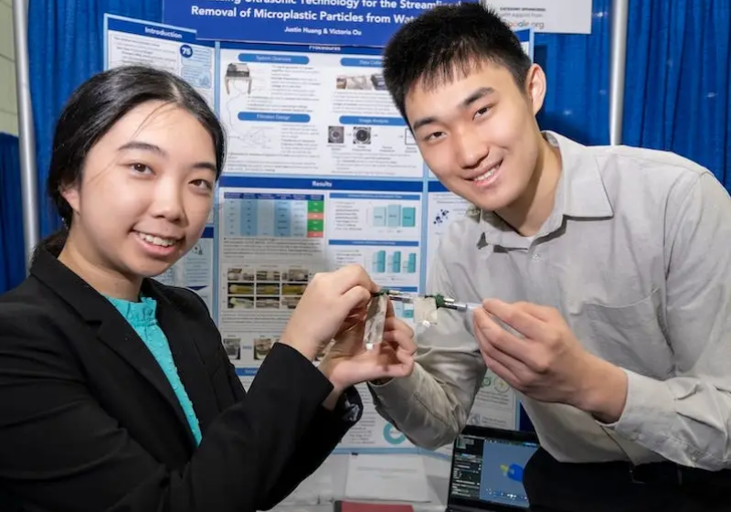 Justin e Vitoria, dois adolescentes do Texas, EUA, são premiados por criarem um dispositivo que remove microplásticos da água e do ar com ultrassom. - Foto: GNN