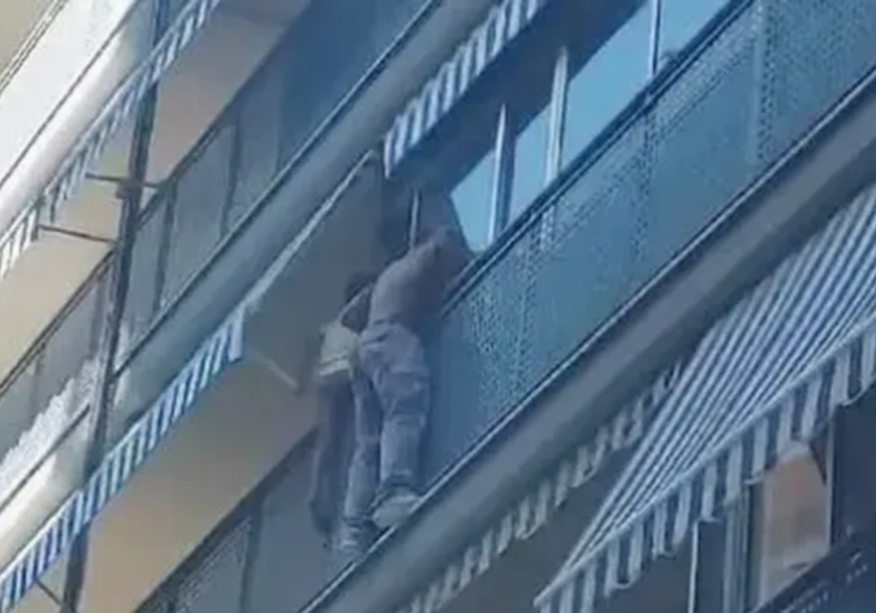 O brasileiro Felipe David Souza, que salvou o menino de um prédio na Espanha , em um momento dramático, ganha oferta de emprego e homenagens. Foto: Estado de Minas