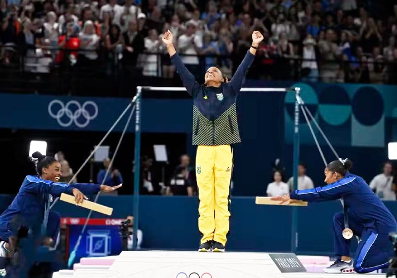 Rebeca Andrade é reverenciada no pódio por Simone Biles e Jordan Chiles, as norte-americanas que levaram prata e bronze na final individual do solo, nas Olimpíadas de Paris 2024 - Foto: Reuters