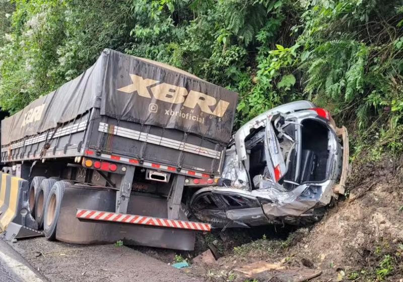 A criança estava no bebê conforto e mesmo com a grave colisão, não sofreu ferimentos. Ela saiu ilesa! Foto: Samilli Penteado/RPC.