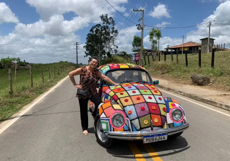 A artesã comprou o carro e cobriu ele todo com crochê. Ficou um espetáculo! Foto: Arquivo pessoal.