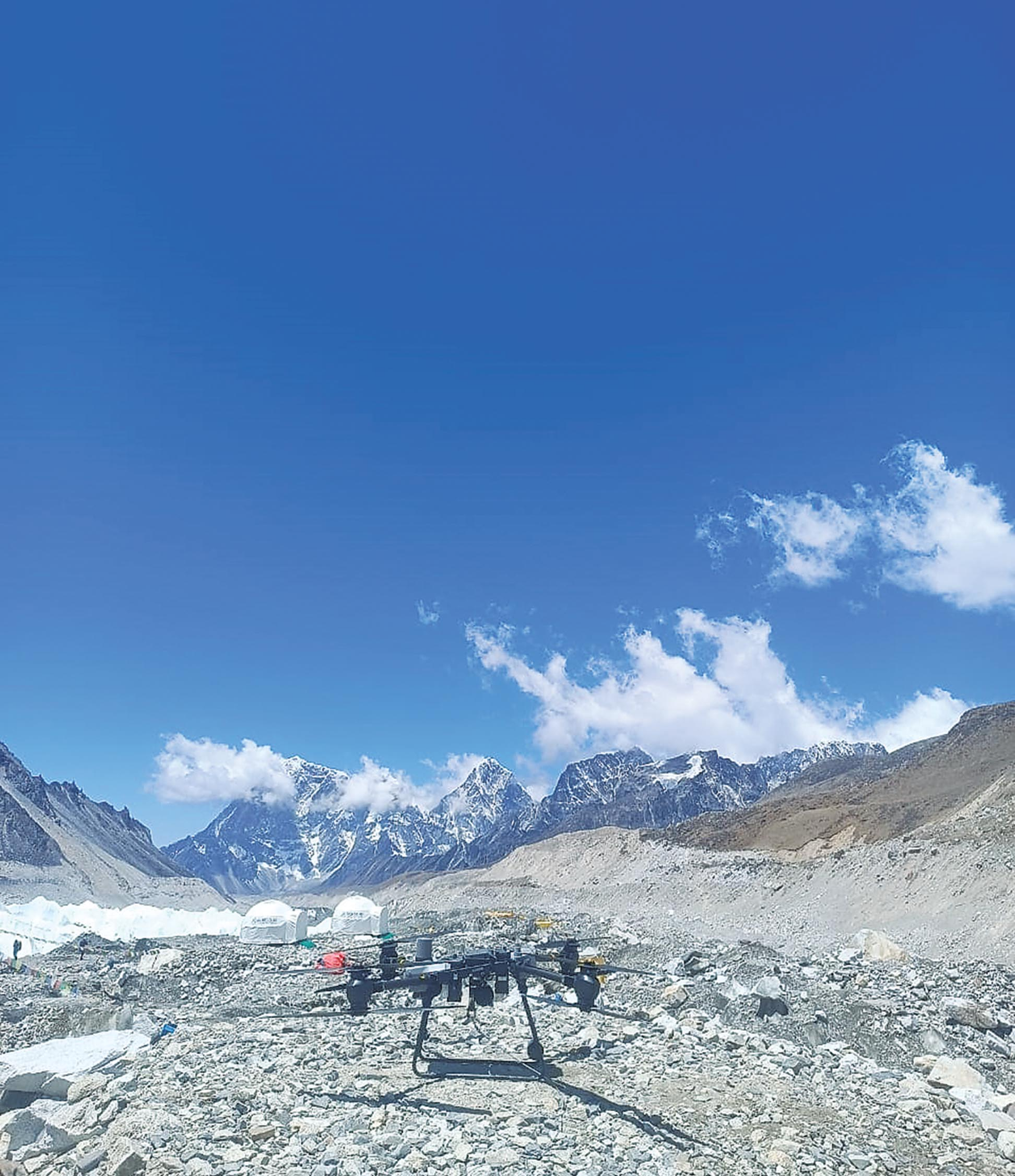 Nos primeiros testes com drones para limpar o lixo deixado no Everest, os resultados foram incríveis. - Foto: Khumbu Pasang Lhamu Rural Municipality.