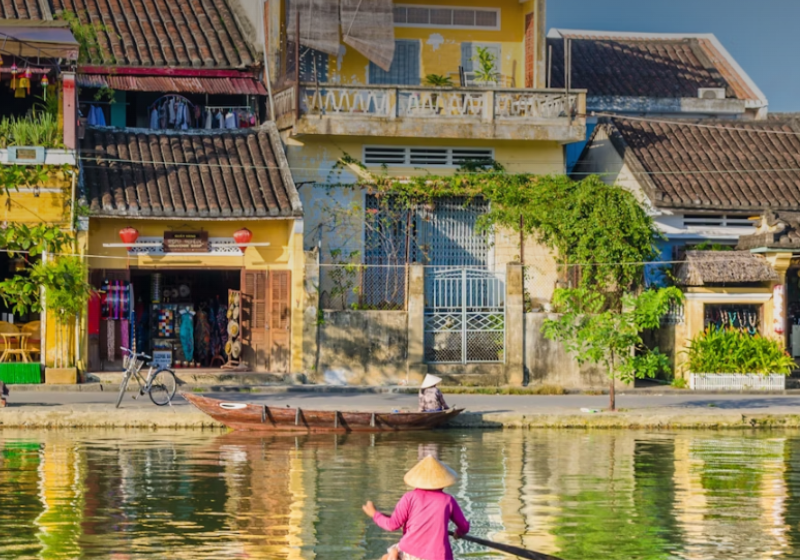 Hoi An, no Vietnã, ficou em primeiro lugar no ranking dos lugares turísticos mais baratos de 2024. Foto: Michal Jastrezebski/Shutterstock.