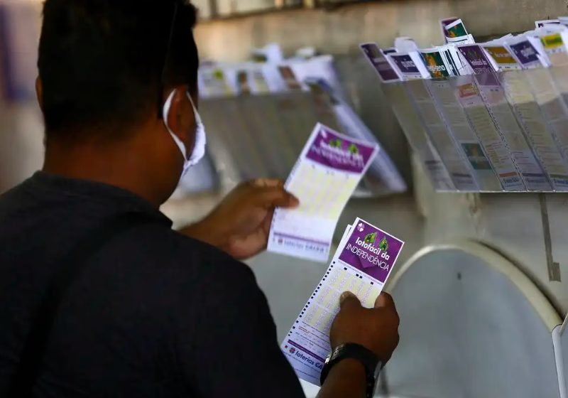 As apostas da Lotofácil da Independência já começaram. Se aplicar na poupança, o prêmio rende mais de R$ 1 milhão por mês. - Foto: Marcelo Camargo/Agência Brasil.