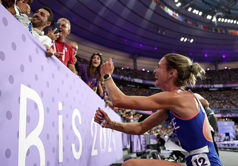 A atleta francesa Alice Finot sai das Olimpíadas duplamente feliz: ela bateu o recorde e pediu o namorado em casamento. - Foto: Getty Images.