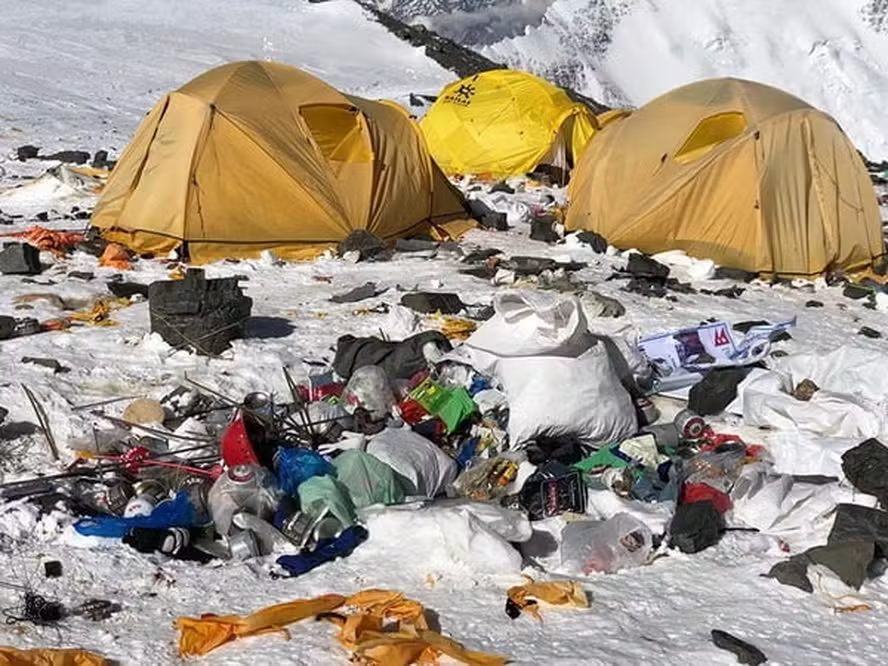 Especialistas calculam  50 toneladas de lixo são deixadas por turistas anualmente no Monte Everest, o mais alto do mundo. - Foto: reprodução