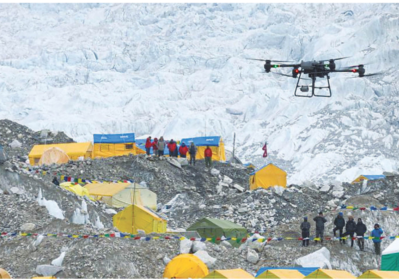 O Nepal vai usar drones para ajudar a recolher as toneladas de lixo deixadas anualmente por turista que escalam o Monte Everest e reaproveitar as pessoas que fazem esse trabalho hoje. - Foto: Xinhua/RSS.
