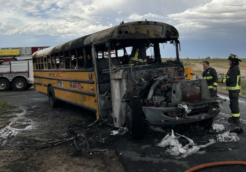 Motorista salva a vida de 14 crianças de ônibus escolar que pegou fogo